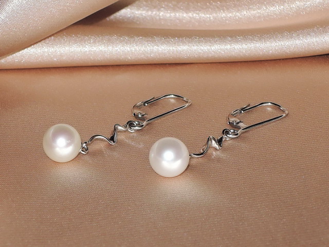 Zlaté visací náušnice s říční perlou FE002wM Zlaté visací náušnice s říční perlou FE002wM