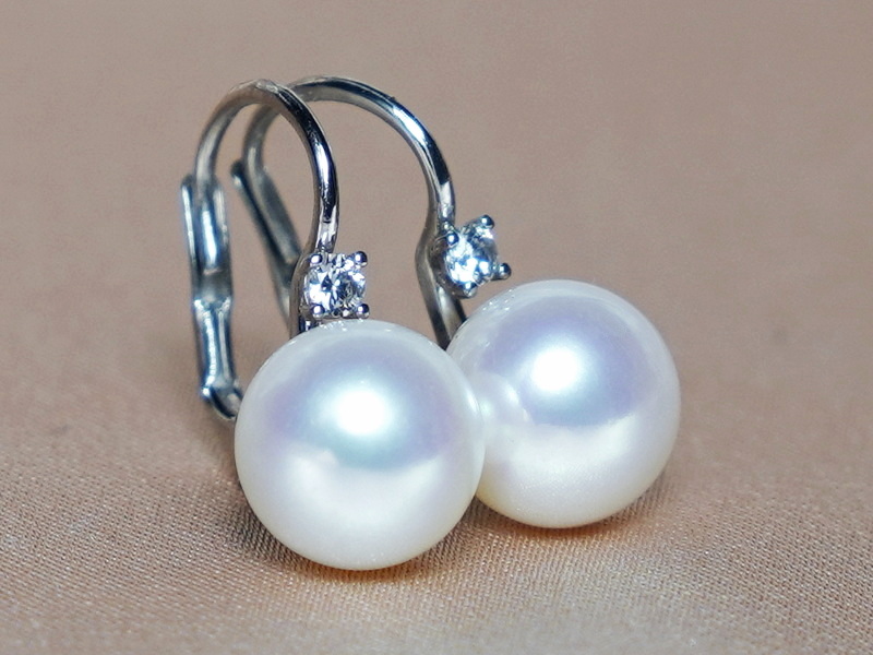 Zlaté náušnice 14K s japonskou akoya perlou a briliantem BC022WE-A Zlaté náušnice 14K s japonskou akoya perlou a briliantem BC022WE-A