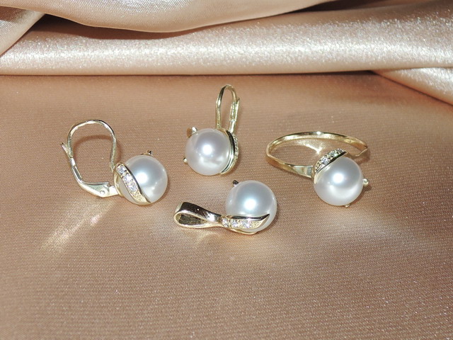 Set zlatých šperků s japonskými akoya perlami a brilianty BC05YS-A Set zlatých šperků s japonskými akoya perlami a brilianty BC05YS-A