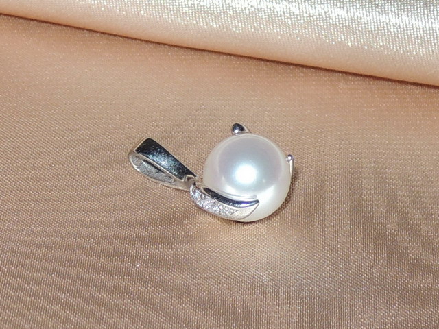 Zlatý přívěsek 14K s japonskou akoya perlou BC05WP-A Zlatý přívěsek 14K s japonskou akoya perlou BC05WP-A