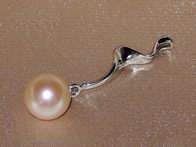 Přívěsek s perlou RwGPAAApM Přívěsek s perlou RwGPAAApM