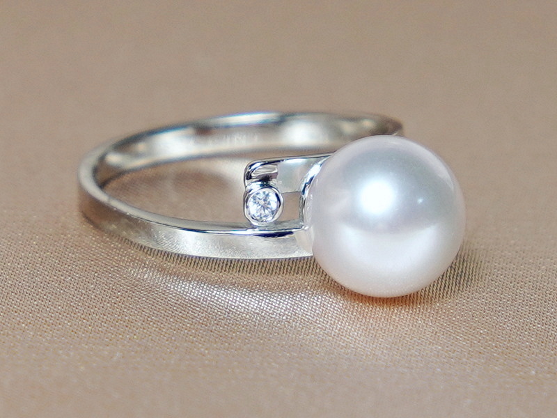 Zlatý prsten s akoya perlou a briliantem BC04WR-A Zlatý prsten s akoya perlou a briliantem BC04WR-A