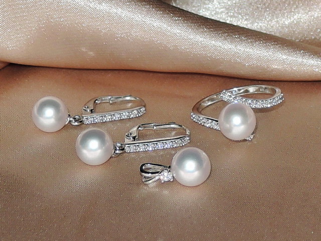 Set zlatých šperků s japonskými akoya perlami AAA BC110WS-A Set zlatých šperků s japonskými akoya perlami AAA BC110WS-A