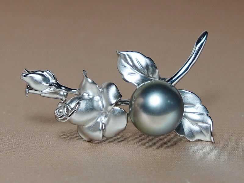 Stříbrná brož s pravou tahitskou perlou BR014BR Stříbrná brož s pravou tahitskou perlou BR014BR