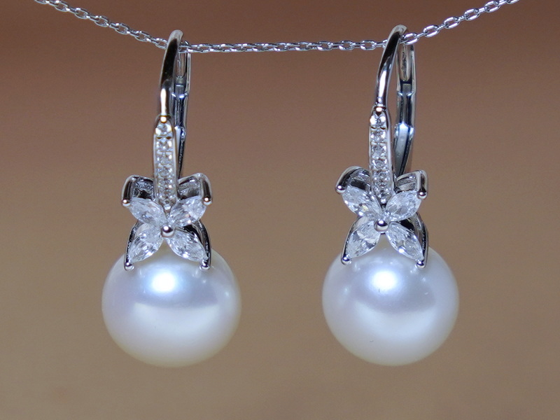 Stříbrné náušnice s perlami a zirkony PE8035SH Stříbrné náušnice s perlami a zirkony PE8035SH