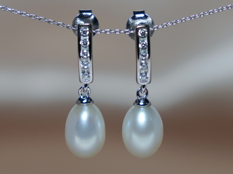 Stříbrné náušnice s perlou a zirkony napichovací PE777B Stříbrné náušnice s perlou a zirkony napichovací PE777B