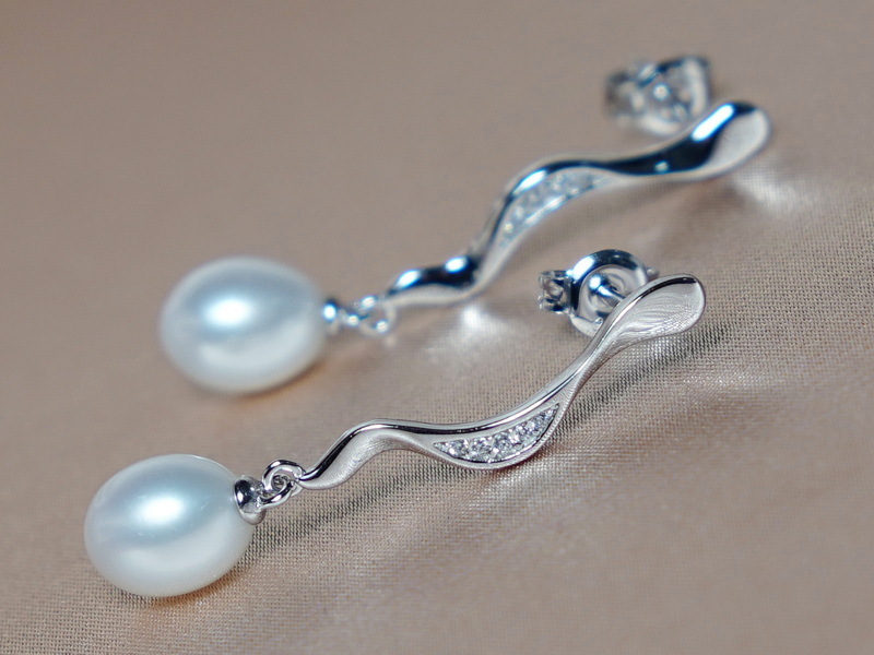 Stříbrné náušnice s říčními perlami a zirkony PE2379SH Stříbrné náušnice s říčními perlami a zirkony PE2379SH