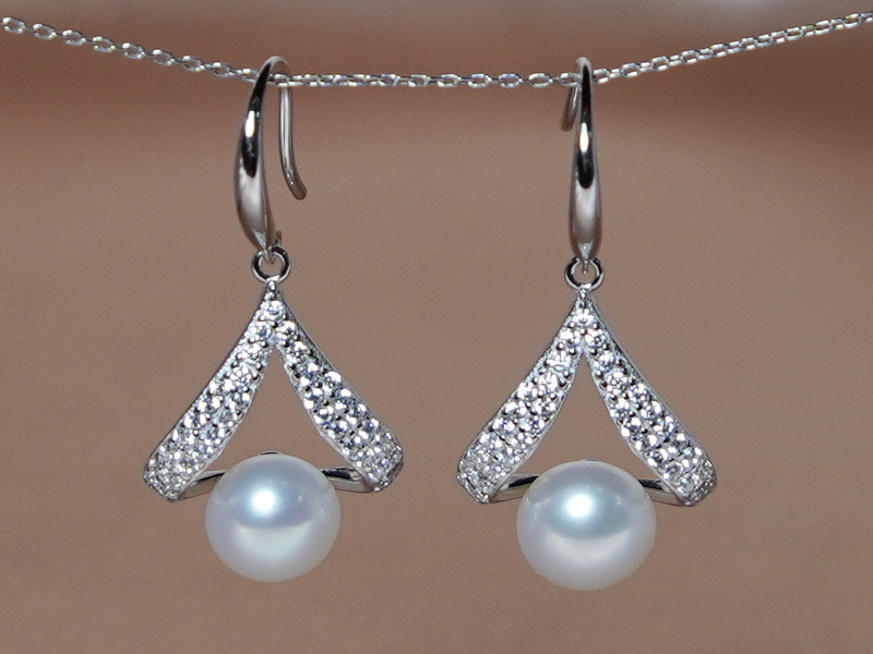 Stříbrné náušnice se zirkony a pravou perlou PE444B Stříbrné náušnice se zirkony a pravou perlou PE444B