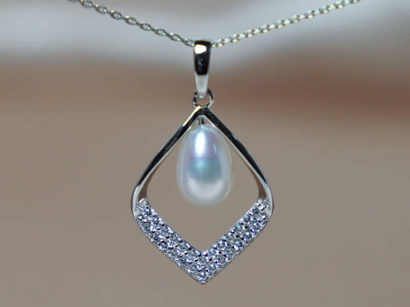 Stříbrný přívěsek s pravou perlou a zirkony PP333B Stříbrný přívěsek s pravou perlou a zirkony PP333B