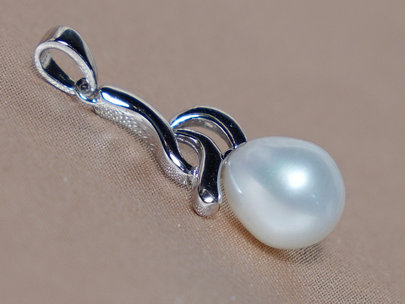 Stříbrný přívěsek se sladkovodní perlou PP2158SH Stříbrný přívěsek se sladkovodní perlou PP2158SH