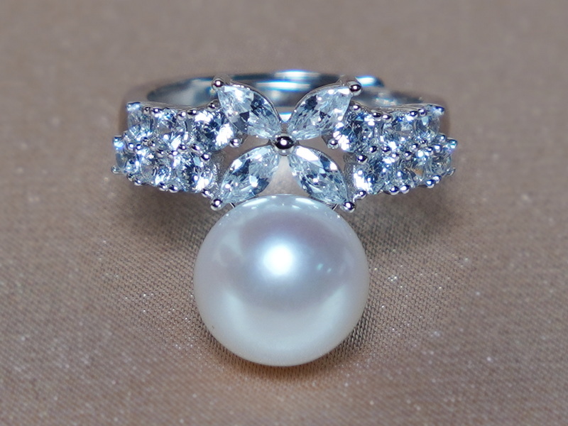 Stříbrný prsten se zirkony a sladkovodní perlou PR8035SH Stříbrný prsten se zirkony a sladkovodní perlou PR8035SH