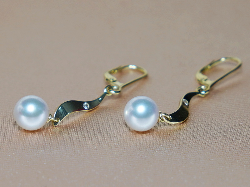 Zlaté náušnice 14K s akoya perlou a briliantem BC04YE-A Zlaté náušnice 14K s akoya perlou a briliantem BC04YE-A