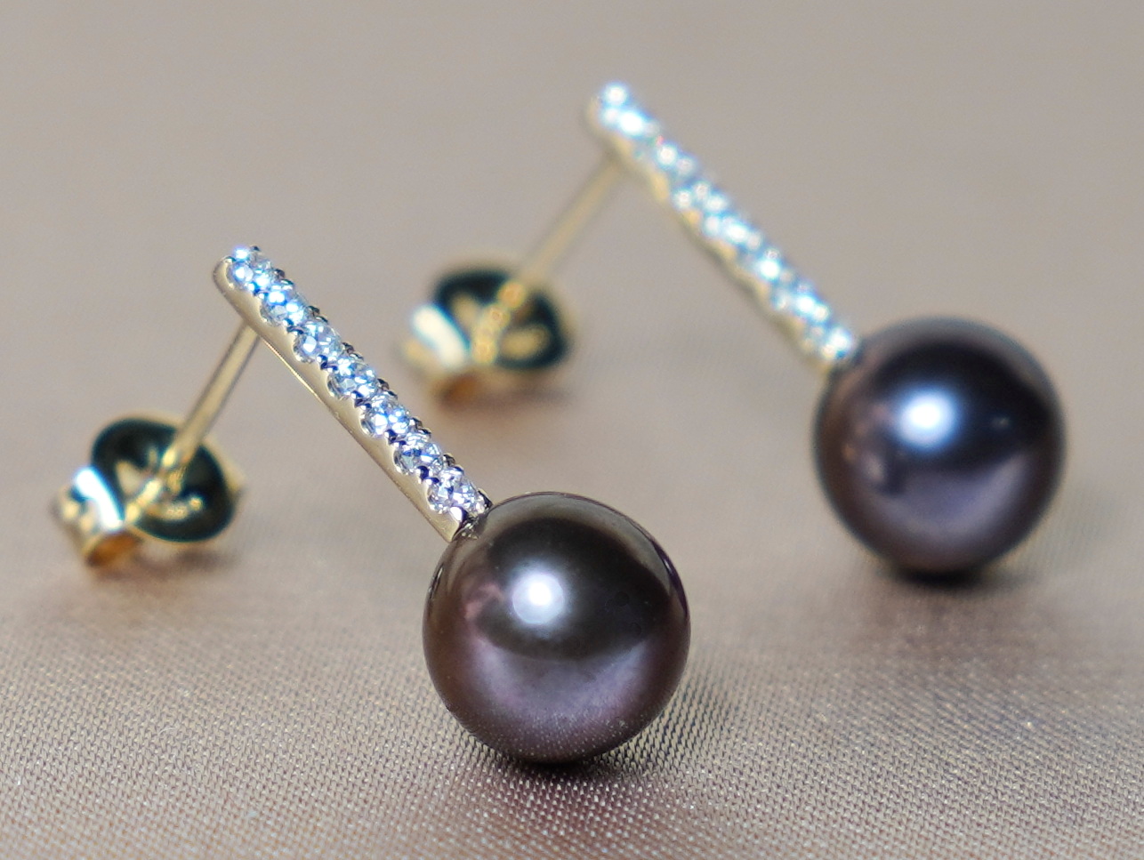 Zlaté náušnice 14K s pravými černými perlami WW015YE-FB Zlaté náušnice 14K s pravými černými perlami WW015YE-FB