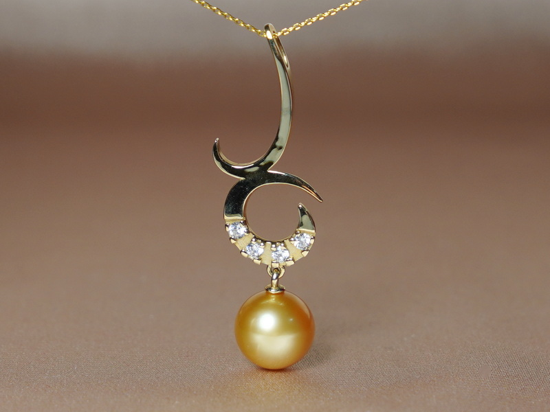 Zlatý přívěsek s perlou Jižního Pacifiku a brilianty BC03YP-G Zlatý přívěsek s perlou Jižního Pacifiku a brilianty BC03YP-G