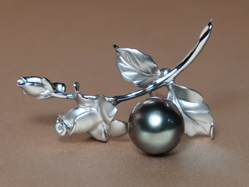 Brož s pravou tahitskou perlou BR013BR Brož s pravou tahitskou perlou BR013BR