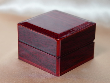 Dřevěná krabička na prsten a napichovací náušnice DK01X Dřevěná krabička na prsten a napichovací náušnice DK01X