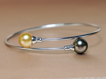 Náramek s černou a zlatožlutou mořskou perlou GTPB100wB Náramek s černou a zlatožlutou mořskou perlou GTPB100wB