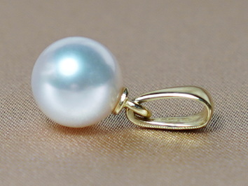 Zlatý přívěsek 14K s japonskou akoya perlou AAA AP010C Zlatý přívěsek 14K s japonskou akoya perlou AAA AP010C