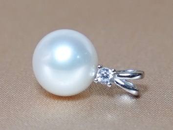 Přívěsek s perlou BC025WP-A Přívěsek s perlou BC025WP-A