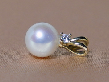 Přívěsek s pravou říční perlou BC025YFP-W Přívěsek s pravou říční perlou BC025YFP-W