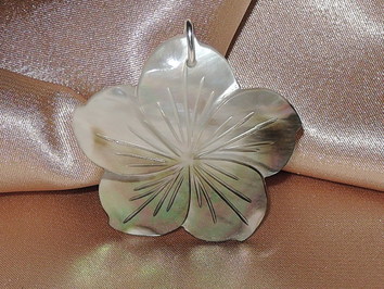 Přívěsek z lastury TPFP02G Přívěsek z lastury TPFP02G