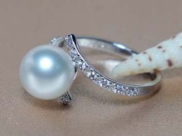 Zlatý prsten 14K s perlou Jižního Pacifiku BC029WR-W Zlatý prsten 14K s perlou Jižního Pacifiku BC029WR-W