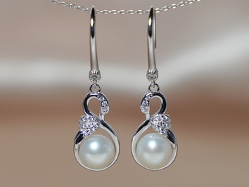 Stříbrné náušnice labutě se zirkony a perlami PE555B Stříbrné náušnice labutě se zirkony a perlami PE555B
