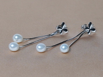 Stříbrné náušnice s pravými perlami motýlky PE222B Stříbrné náušnice s pravými perlami motýlky PE222B