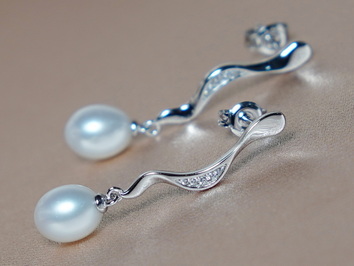 Stříbrné náušnice s říčními perlami a zirkony PE2379SH Stříbrné náušnice s říčními perlami a zirkony PE2379SH