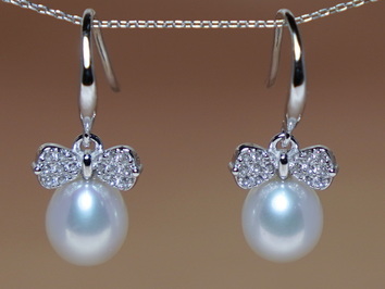 Stříbrné náušnice se zirkony a pravými perlami PE2312SH Stříbrné náušnice se zirkony a pravými perlami PE2312SH