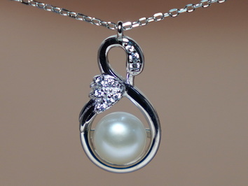 Stříbrný náhrdelník se zirkony a perlou labuť PN555B Stříbrný náhrdelník se zirkony a perlou labuť PN555B