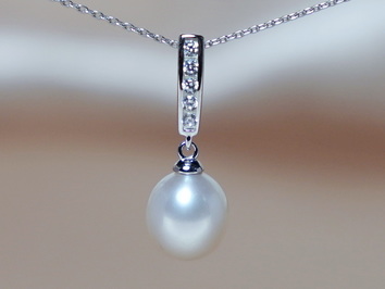 Stříbrný přívěsek s pravou perlou a zirkony PP777B Stříbrný přívěsek s pravou perlou a zirkony PP777B