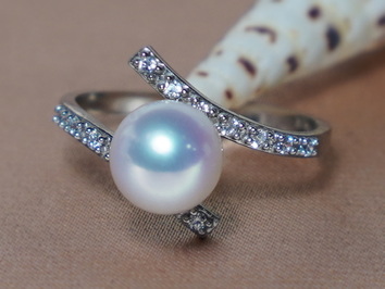 Stříbrný prsten se sladkovodní perlou a zirkony BC029SR-W Stříbrný prsten se sladkovodní perlou a zirkony BC029SR-W