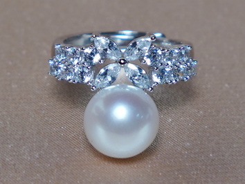 Stříbrný prsten se zirkony a sladkovodní perlou PR8035SH Stříbrný prsten se zirkony a sladkovodní perlou PR8035SH