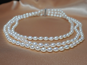 Třířadý perlový náhrdelník TON06AA+wJ Třířadý perlový náhrdelník TON06AA+wJ