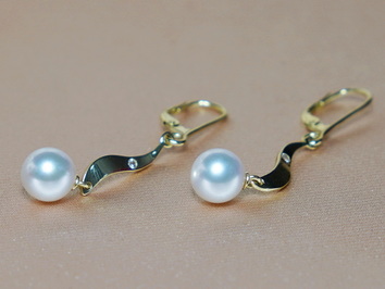 Zlaté náušnice 14K s akoya perlou a briliantem BC04YE-A Zlaté náušnice 14K s akoya perlou a briliantem BC04YE-A