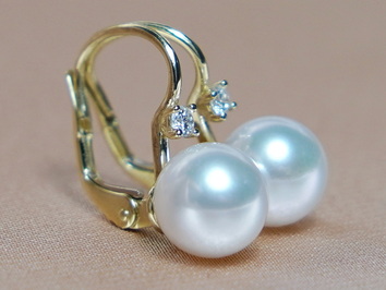 Zlaté náušnice 14K s japonskou akoya perlou a briliantem BC022YE-A Zlaté náušnice 14K s japonskou akoya perlou a briliantem BC022YE-A