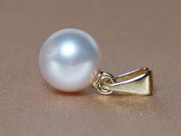 Zlatý přívěsek s bílou perlou Jižního Pacifiku SSwP001B  Zlatý přívěsek s bílou perlou Jižního Pacifiku SSwP001B