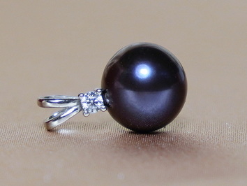 Zlatý přívěsek s černou perlou BC025WFP-B Zlatý přívěsek s černou perlou BC025WFP-B