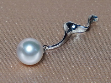 Zlatý přívěsek 14K s japonskou akoya perlou AP002C Zlatý přívěsek 14K s japonskou akoya perlou AP002C