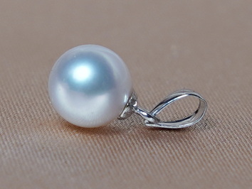 Zlatý přívěsek s mořskou akoya perlou AP200wP Zlatý přívěsek s mořskou akoya perlou AP200wP