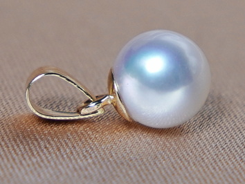 Zlatý přívěsek s mořskou akoya perlou AP200yP Zlatý přívěsek s mořskou akoya perlou AP200yP