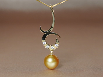 Zlatý přívěsek s perlou Jižního Pacifiku a brilianty BC03YP-G Zlatý přívěsek s perlou Jižního Pacifiku a brilianty BC03YP-G