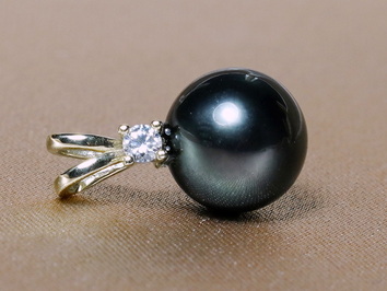 Zlatý přívěsek s pravou tahitskou perlou BC025YP-T Zlatý přívěsek s pravou tahitskou perlou BC025YP-T