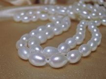 Dlouhý perlový náhrdelník