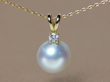 Zlatý přívěsek s perlou