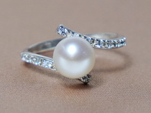 Stříbrný prsten s perlou
