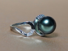 Zlatý prsten s perlou