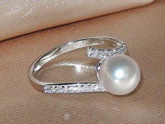 Stříbrný prsten se sladkovodní perlou a zirkony BC029SR-W Prsteň s perlou BC029SR-W. BC029SR-W
