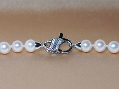 Elegantní stříbrný perlový uzávěr zdobený kamínky K01 Perlový uzáver K01.jpg K01